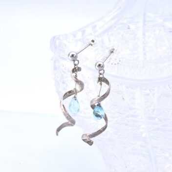 槌目silverと雫のピアス【silver925・ブルートパーズ】