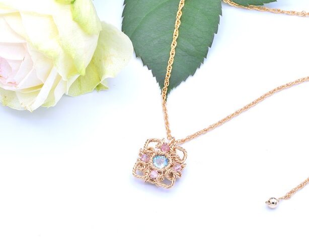 四つ葉アラベスクのペンダント【14kgf・スイスブルートパーズ】