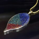 3色と純金で色づいた 木の葉のレースのペンダント