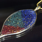 木の葉のレースのペンダント【天然ラピスラズリ・孔雀石・本朱染】