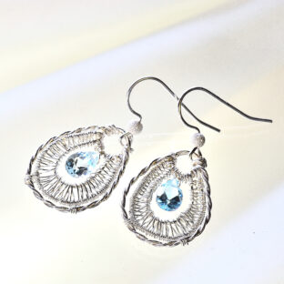 雫の編み込みピアス《ブルートパーズ・Silver925 》