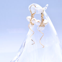 《淡水パール》ミツバアケビの花ピアス14kgf【3way】