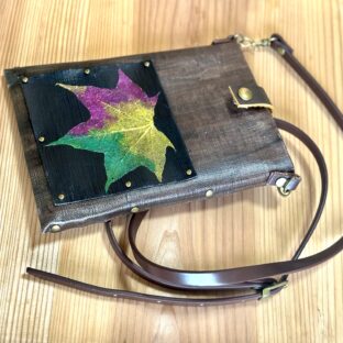 非公開: リーフアートのスマホポシェット（ブラウン／ブラック）